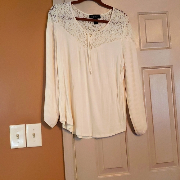 Ladies top - Picture 2 of 9